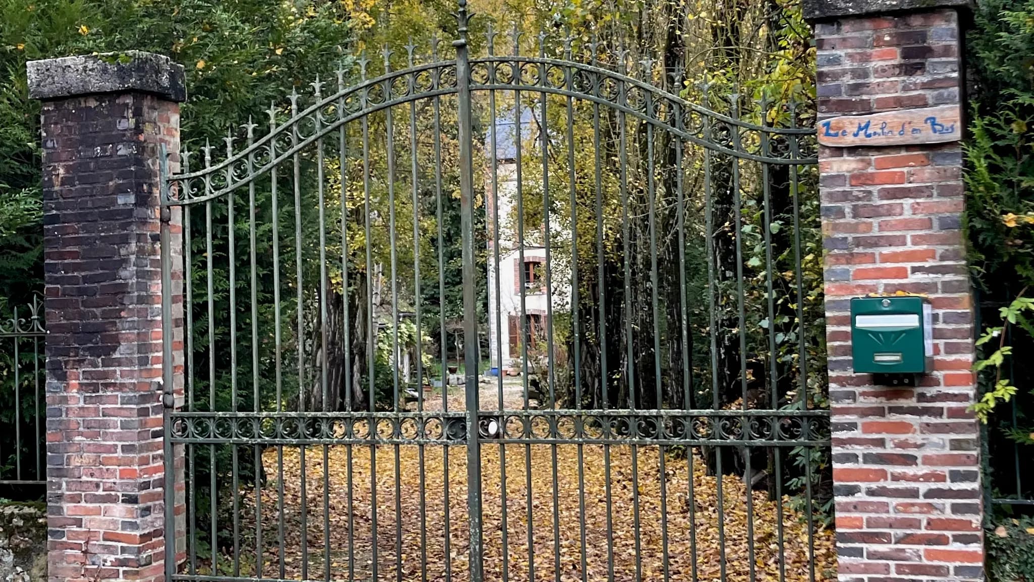 Le porche d’entrée du Moulin d’en Bas, sous les frondaisons d’automne